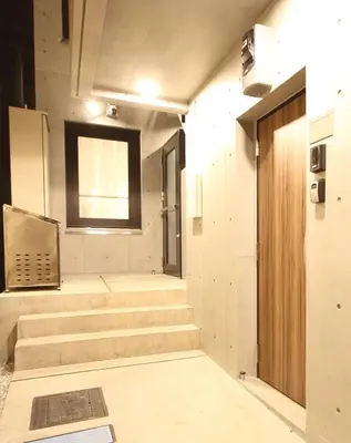 a room with stairs and a door and a window at Tokyo Time Traveler \u99c5\u5f92\u6b695\u5206 \u66ae\u3089\u3059\u3088\u3046\u306b\u6cca\u307e\u308c\u308b\u30db\u30c6\u30eb in Tokyo
