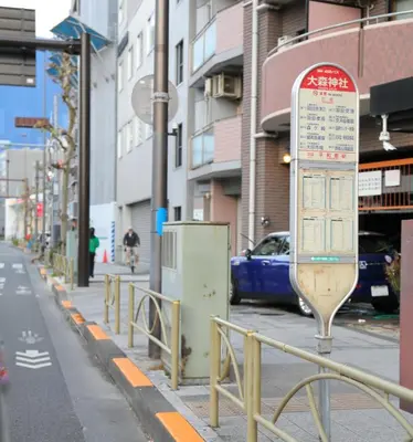 a sign on the side of a city street at Tokyo Time Traveler \u99c5\u5f92\u6b695\u5206 \u66ae\u3089\u3059\u3088\u3046\u306b\u6cca\u307e\u308c\u308b\u30db\u30c6\u30eb in Tokyo