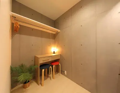 a room with two stools and a desk with a light at Tokyo Time Traveler \u99c5\u5f92\u6b695\u5206 \u66ae\u3089\u3059\u3088\u3046\u306b\u6cca\u307e\u308c\u308b\u30db\u30c6\u30eb in Tokyo