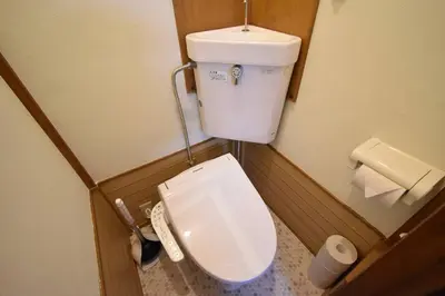 a small bathroom with a toilet in a room at \u30a2\u30f3\u30c9\u30b9\u30c6\u30a4\u6587\u82b11\u4e01\u76ee in Tokyo