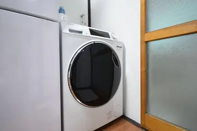 a washing machine with a mirror on top of it at \u30a2\u30f3\u30c9\u30b9\u30c6\u30a4\u6587\u82b11\u4e01\u76ee in Tokyo