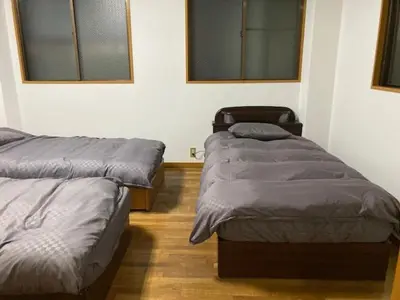 a room with two beds in a room at Sky Tree INN Ⅱ（晴樹宿Ⅱ） in Tokyo