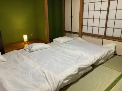 two large white beds in a room at Sky Tree INN Ⅱ（晴樹宿Ⅱ） in Tokyo