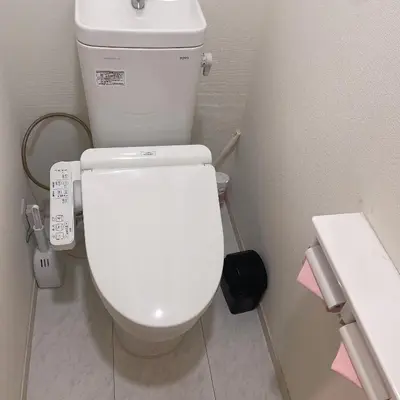 a bathroom with a white toilet and a sink at MiShe\u4e3b\u9898\u5357\u884c\u5fb3\u6c11\u5bbf in Tokyo