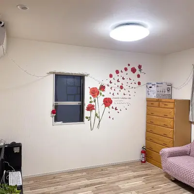 a room with red flowers on the wall at MiShe\u4e3b\u9898\u5357\u884c\u5fb3\u6c11\u5bbf in Tokyo