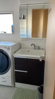 a kitchen with a washing machine and a sink at MiShe\u4e3b\u9898\u5357\u884c\u5fb3\u6c11\u5bbf in Tokyo