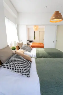 a room with three beds and a bedroom at Kamata Smile House - \u84b2\u7530\u3059\u307e\u3044\u308b\u30cf\u30a6\u30b9 in Tokyo