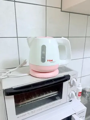 a tea pot sitting on top of a toaster oven at \u30db\u30c6\u30eb\u30b5\u30f3\u30af\u30ea\u30b9\u30bf\u30fc #404 in Tokyo