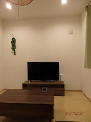 a living room with a flat screen tv on a wall at SkyTreeHotel\u30fc\u6d45\u8349\u307e\u3067\u96fb\u8eca\u4e57\u8eca7\u5206\u3067\u30b9\u30ab\u30a4\u30c4\u30ea\u30fc\u307e\u3067\u96fb\u8eca\u4e57\u8eca3\u5206\u3055\u3089\u306b\u7a7a\u6e2f\u304b\u3089\u76f4\u901a\u3067\u305912\u540d\u307e\u3067\u306e\u4e00\u8ed2\u5bb6\u306e3LDK\u306e7\u5e74\u3067\u7dba\u9e97\u99d0\u8eca\u5834\u4ed8 in Tokyo
