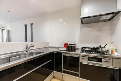 a kitchen with a sink and a stove at SkyTreeHotel\u30fc\u6d45\u8349\u307e\u3067\u96fb\u8eca\u4e57\u8eca7\u5206\u3067\u30b9\u30ab\u30a4\u30c4\u30ea\u30fc\u307e\u3067\u96fb\u8eca\u4e57\u8eca3\u5206\u3055\u3089\u306b\u7a7a\u6e2f\u304b\u3089\u76f4\u901a\u3067\u305912\u540d\u307e\u3067\u306e\u4e00\u8ed2\u5bb6\u306e3LDK\u306e7\u5e74\u3067\u7dba\u9e97\u99d0\u8eca\u5834\u4ed8 in Tokyo