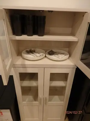 two plates are sitting on top of a cabinet at SkyTreeHotel\u30fc\u6d45\u8349\u307e\u3067\u96fb\u8eca\u4e57\u8eca7\u5206\u3067\u30b9\u30ab\u30a4\u30c4\u30ea\u30fc\u307e\u3067\u96fb\u8eca\u4e57\u8eca3\u5206\u3055\u3089\u306b\u7a7a\u6e2f\u304b\u3089\u76f4\u901a\u3067\u305912\u540d\u307e\u3067\u306e\u4e00\u8ed2\u5bb6\u306e3LDK\u306e7\u5e74\u3067\u7dba\u9e97\u99d0\u8eca\u5834\u4ed8 in Tokyo