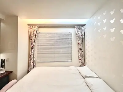 a bedroom with a bed and a window at \u8fd1\u79cb\u53f6\u539f\u4e1c\u4eac\u7ad9 \u8d85\u5962\u534e\u4e09\u5367\u5957\u623fKFoa \u5730\u94c12\u5206\u949f 4\u7ad9\u4ea4\u6c47 \u9876\u7ea7\u6234\u68ee\u5439\u98ce \u6700\u59278\u4eba in Tokyo