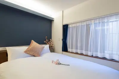 a bedroom with a large white bed with a window at \u8fd1\u79cb\u53f6\u539f\u4e1c\u4eac\u7ad9 \u8d85\u5962\u534e\u591a\u5367\u5957\u623fKGoa \u5730\u94c12\u5206\u949f 4\u7ad9\u4ea4\u6c47 \u9876\u7ea7\u6234\u68ee\u5439\u98ce \u6700\u59278\u4eba in Tokyo