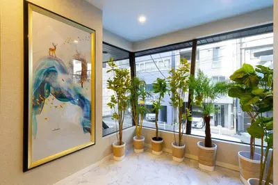 a room with a bunch of potted plants in front of a window at \u8fd1\u79cb\u53f6\u539f\u4e1c\u4eac\u7ad9 \u8d85\u5962\u534e\u591a\u5367\u5957\u623fKGoa \u5730\u94c12\u5206\u949f 4\u7ad9\u4ea4\u6c47 \u9876\u7ea7\u6234\u68ee\u5439\u98ce \u6700\u59278\u4eba in Tokyo
