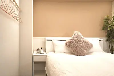 a bedroom with a white bed with a teddy bear on it at \u8fd1\u79cb\u53f6\u539f\u4e1c\u4eac\u7ad9 \u8d85\u5962\u534e\u591a\u5367\u5957\u623fKGoa \u5730\u94c12\u5206\u949f 4\u7ad9\u4ea4\u6c47 \u9876\u7ea7\u6234\u68ee\u5439\u98ce \u6700\u59278\u4eba in Tokyo