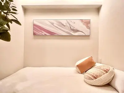 a bedroom with a bed with a pillow on it at \u8fd1\u79cb\u53f6\u539f\u4e1c\u4eac\u4e2d\u5fc3\u5962\u534e\u5957\u623fKFob \u8f66\u7ad92\u5206 4\u7ad9\u53ef\u7528 \u914d\u5962\u534e\u6234\u68ee \u6700\u59275\u4eba in Tokyo