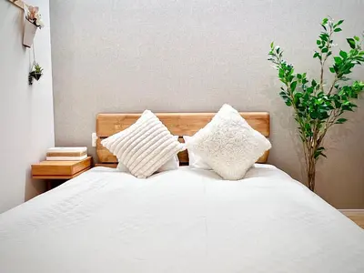 a bed with white sheets and pillows on it at \u8fd1\u79cb\u53f6\u539f\u4e1c\u4eac\u4e2d\u5fc3\u8c6a\u534e\u5927\u5e8a\u623fKGob \u8f66\u7ad92\u5206 4\u7ad9\u53ef\u7528 \u914d\u5962\u534e\u6234\u68ee \u9002\u54082\u4eba in Tokyo