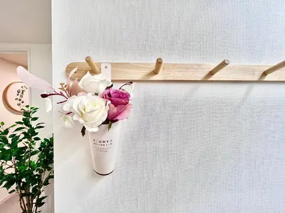 a vase of flowers is hanging on a wall at \u8fd1\u79cb\u53f6\u539f\u4e1c\u4eac\u4e2d\u5fc3\u8c6a\u534e\u5927\u5e8a\u623fKGob \u8f66\u7ad92\u5206 4\u7ad9\u53ef\u7528 \u914d\u5962\u534e\u6234\u68ee \u9002\u54082\u4eba in Tokyo