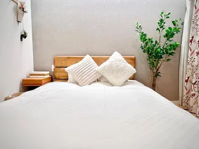 a bedroom with a white bed with two pillows at \u8fd1\u79cb\u53f6\u539f\u4e1c\u4eac\u4e2d\u5fc3\u8c6a\u534e\u5927\u5e8a\u623fKGob \u8f66\u7ad92\u5206 4\u7ad9\u53ef\u7528 \u914d\u5962\u534e\u6234\u68ee \u9002\u54082\u4eba in Tokyo