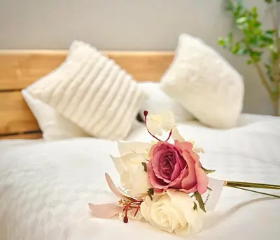 a pink rose sitting on top of a bed at \u8fd1\u79cb\u53f6\u539f\u4e1c\u4eac\u4e2d\u5fc3\u8c6a\u534e\u5927\u5e8a\u623fKGob \u8f66\u7ad92\u5206 4\u7ad9\u53ef\u7528 \u914d\u5962\u534e\u6234\u68ee \u9002\u54082\u4eba in Tokyo