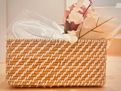 a wicker basket with flowers in it on a table at \u8fd1\u79cb\u53f6\u539f\u4e1c\u4eac\u4e2d\u5fc3\u8c6a\u534e\u5927\u5e8a\u623fKGob \u8f66\u7ad92\u5206 4\u7ad9\u53ef\u7528 \u914d\u5962\u534e\u6234\u68ee \u9002\u54082\u4eba in Tokyo