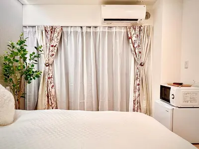 a bedroom with a white bed and a window at \u8fd1\u79cb\u53f6\u539f\u4e1c\u4eac\u4e2d\u5fc3\u8c6a\u534e\u5927\u5e8a\u623fKGob \u8f66\u7ad92\u5206 4\u7ad9\u53ef\u7528 \u914d\u5962\u534e\u6234\u68ee \u9002\u54082\u4eba in Tokyo