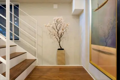 a staircase with a vase with a tree in it at \u8fd1\u79cb\u53f6\u539f\u4e1c\u4eac\u4e2d\u5fc3\u8c6a\u534e\u5927\u5e8a\u623fKGob \u8f66\u7ad92\u5206 4\u7ad9\u53ef\u7528 \u914d\u5962\u534e\u6234\u68ee \u9002\u54082\u4eba in Tokyo