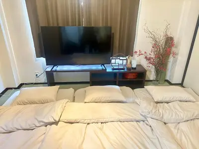 a living room with a couch and a television at 2\u540d\u69d8\u306b\u304a\u3059\u3059\u3081 \u5c71\u624b\u99d2\u8fbc\u99c5\u5f92\u6b693\u5206 Switch\u4ed8\u304d\u6c60\u888b\u65b0\u5bbf\u79cb\u8449\u539f\u4e0a\u91ce\u6d45\u8349\u6e0b\u8c37 in Tokyo