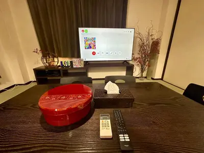 a room with a table with a television and a remote control at 2\u540d\u69d8\u306b\u304a\u3059\u3059\u3081 \u5c71\u624b\u99d2\u8fbc\u99c5\u5f92\u6b693\u5206 Switch\u4ed8\u304d\u6c60\u888b\u65b0\u5bbf\u79cb\u8449\u539f\u4e0a\u91ce\u6d45\u8349\u6e0b\u8c37 in Tokyo