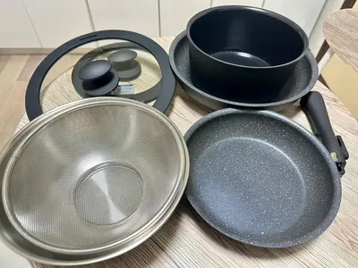 a group of pans and a pot on a table at 2\u540d\u69d8\u306b\u304a\u3059\u3059\u3081 \u5c71\u624b\u99d2\u8fbc\u99c5\u5f92\u6b693\u5206 Switch\u4ed8\u304d\u6c60\u888b\u65b0\u5bbf\u79cb\u8449\u539f\u4e0a\u91ce\u6d45\u8349\u6e0b\u8c37 in Tokyo