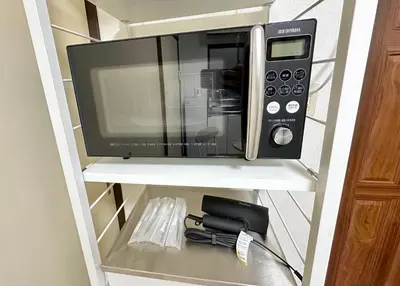 a microwave oven sitting on top of a shelf at 2\u540d\u69d8\u306b\u304a\u3059\u3059\u3081 \u5c71\u624b\u99d2\u8fbc\u99c5\u5f92\u6b693\u5206 Switch\u4ed8\u304d\u6c60\u888b\u65b0\u5bbf\u79cb\u8449\u539f\u4e0a\u91ce\u6d45\u8349\u6e0b\u8c37 in Tokyo