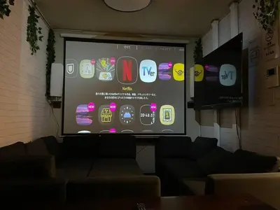 a projection screen in a room with a couch at \u821e\u6d5c\u306e\u4e00\u8ed2\u5bb6 3\u5bdd\u5ba4 6\u30d9\u30c3\u30c9 \u6771\u4eac\u30c7\u30a3\u30ba\u30cb\u30fc\u30ea\u30be\u30fc\u30c8\u307e\u3067\u8eca5\u5206 \u6771\u4eac\u99c5\u304b\u3089\u597d\u30a2\u30af\u30bb\u30b9 in Urayasu