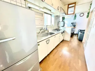 a kitchen with a sink and a refrigerator at \u821e\u6d5c\u306e\u4e00\u8ed2\u5bb6 3\u5bdd\u5ba4 6\u30d9\u30c3\u30c9 \u6771\u4eac\u30c7\u30a3\u30ba\u30cb\u30fc\u30ea\u30be\u30fc\u30c8\u307e\u3067\u8eca5\u5206 \u6771\u4eac\u99c5\u304b\u3089\u597d\u30a2\u30af\u30bb\u30b9 in Urayasu