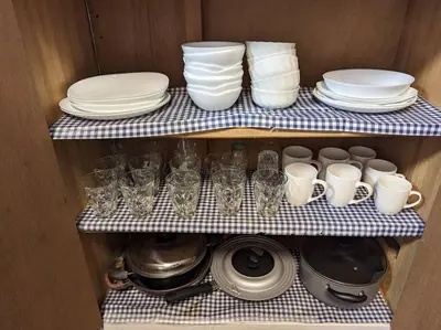 a cabinet with plates and cups and dishes on a shelf at \u821e\u6d5c\u306e\u4e00\u8ed2\u5bb6 3\u5bdd\u5ba4 6\u30d9\u30c3\u30c9 \u6771\u4eac\u30c7\u30a3\u30ba\u30cb\u30fc\u30ea\u30be\u30fc\u30c8\u307e\u3067\u8eca5\u5206 \u6771\u4eac\u99c5\u304b\u3089\u597d\u30a2\u30af\u30bb\u30b9 in Urayasu