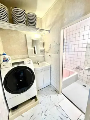 a kitchen with a microwave and a bath tub at \u821e\u6d5c\u306e\u4e00\u8ed2\u5bb6 3\u5bdd\u5ba4 6\u30d9\u30c3\u30c9 \u6771\u4eac\u30c7\u30a3\u30ba\u30cb\u30fc\u30ea\u30be\u30fc\u30c8\u307e\u3067\u8eca5\u5206 \u6771\u4eac\u99c5\u304b\u3089\u597d\u30a2\u30af\u30bb\u30b9 in Urayasu
