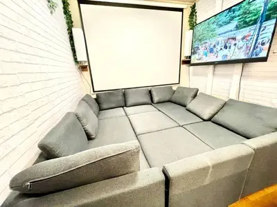 a couch sitting in a room with a blank screen at \u821e\u6d5c\u306e\u4e00\u8ed2\u5bb6 3\u5bdd\u5ba4 6\u30d9\u30c3\u30c9 \u6771\u4eac\u30c7\u30a3\u30ba\u30cb\u30fc\u30ea\u30be\u30fc\u30c8\u307e\u3067\u8eca5\u5206 \u6771\u4eac\u99c5\u304b\u3089\u597d\u30a2\u30af\u30bb\u30b9 in Urayasu