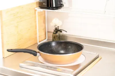 a bowl sitting on a plate on a kitchen counter at \u76ee\u9ed2\u6075\u6bd4\u5bff\u30a8\u30ea\u30a2 1\u968e One Room Stadio \u76ee\u9ed2\u5ddd\u306b\u8fd1\u3044 in Tokyo