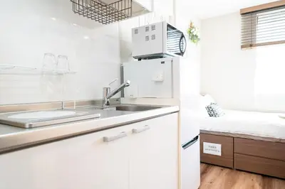 a white kitchen with a sink and a bed at \u76ee\u9ed2\u6075\u6bd4\u5bff\u30a8\u30ea\u30a2 1\u968e One Room Stadio \u76ee\u9ed2\u5ddd\u306b\u8fd1\u3044 in Tokyo