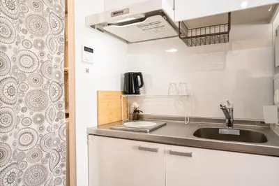a small kitchen with a sink and a shower at \u76ee\u9ed2\u6075\u6bd4\u5bff\u30a8\u30ea\u30a2 1\u968e One Room Stadio \u76ee\u9ed2\u5ddd\u306b\u8fd1\u3044 in Tokyo