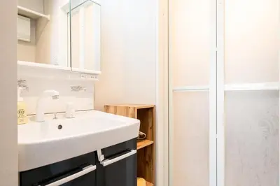 a bathroom with a sink and a shower at \u76ee\u9ed2\u6075\u6bd4\u5bff\u30a8\u30ea\u30a2 1\u968e One Room Stadio \u76ee\u9ed2\u5ddd\u306b\u8fd1\u3044 in Tokyo