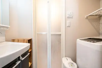 a small bathroom with a shower and a sink at \u76ee\u9ed2\u6075\u6bd4\u5bff\u30a8\u30ea\u30a2 1\u968e One Room Stadio \u76ee\u9ed2\u5ddd\u306b\u8fd1\u3044 in Tokyo