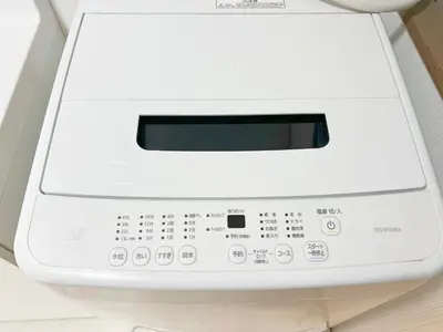 a white washing machine sitting on top of a counter at \u6c60\u888b2\u52065\u4eba\u53ef in Tokyo