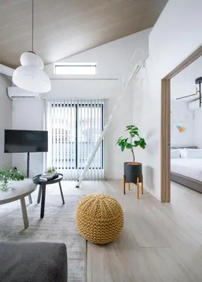 a living room with a tree and a bed at \u3077\u3075\u304b\u6771\u5411\u5cf6 in Tokyo