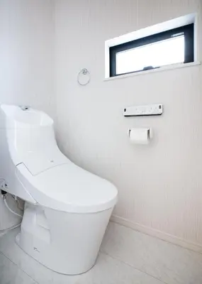 a white bathroom with a toilet and a window at \u3077\u3075\u304b\u6771\u5411\u5cf6 in Tokyo