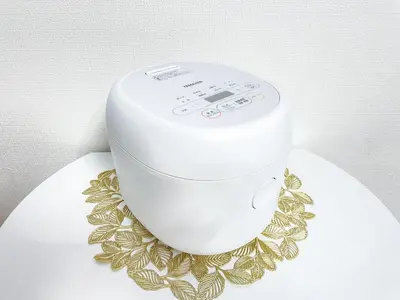 a coffee maker sitting on top of a plate at PokaPoka Stay Shinkoiwa R in Tokyo