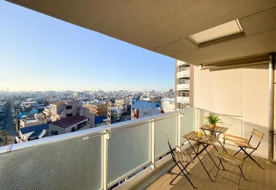 a balcony with a table and chairs and a view at \u5b89\u697d\u9014 in Tokyo