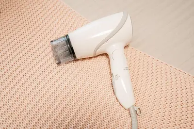 a white hair dryer hanging on a wall at \u65b0\u5bbf\u4e2d\u5fc3\u5730\u6b4c\u821e\u4f0e\u753a\u7d27\u90bb\u4f0a\u52bf\u4e39\u7535\u5668\u57ce\u514d\u8d39Wi-Fi\u3002 in Tokyo