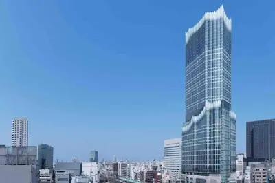 a tall glass building in a large city at \u65b0\u5bbf\u4e2d\u5fc3\u5730\u6b4c\u821e\u4f0e\u753a\u7d27\u90bb\u4f0a\u52bf\u4e39\u7535\u5668\u57ce\u514d\u8d39Wi-Fi\u3002 in Tokyo
