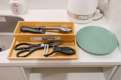a wooden box with scissors and a plate on a counter at \u65b0\u5bbf\u4e2d\u5fc3\u5730\u6b4c\u821e\u4f0e\u753a\u7d27\u90bb\u4f0a\u52bf\u4e39\u7535\u5668\u57ce\u514d\u8d39Wi-Fi\u3002 in Tokyo