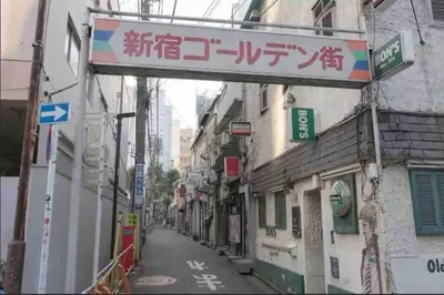 a street with buildings and signs in an asian city at \u65b0\u5bbf\u4e2d\u5fc3\u5730\u6b4c\u821e\u4f0e\u753a\u7d27\u90bb\u4f0a\u52bf\u4e39\u7535\u5668\u57ce\u514d\u8d39Wi-Fi\u3002 in Tokyo